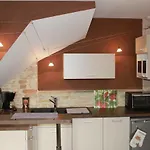 Les Maisons Rouges Apartment *